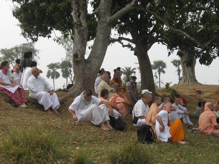Padmavati Kunda-Devotees relaxing.jpg